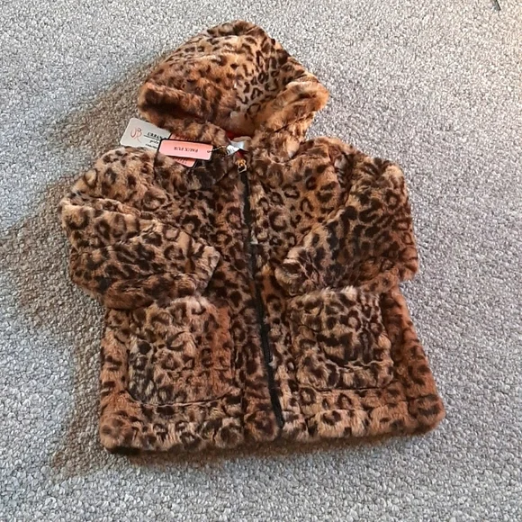 New Girls' Faux Fur Leopard Hooded Zip-Up Coat. - Picture 4 of 12